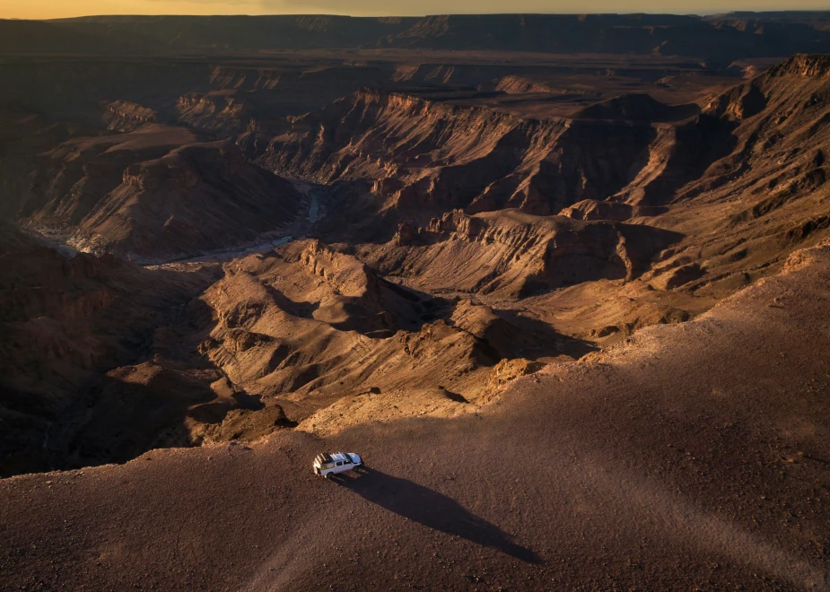 Mit dem Auto (Geländewagen) auf einer Rundreise am Fish River Canyon von die-namibia-rundreise.de